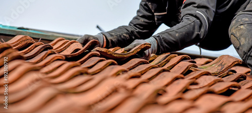 Fotografiet Dachdecker auf dem Dach Arbeistsicherheit