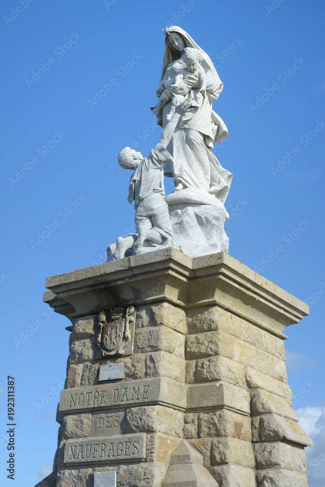 Statue de Notre-Dame des naufragés à la pointe du Raz