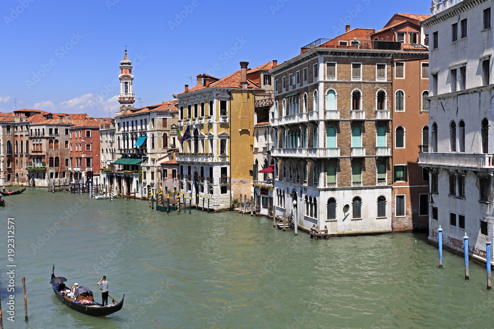 Obraz premium Historyczne centrum Wenecji, platforma Veneto, Włochy - widok na rezydencje Palazzo z taksówkami wodnymi vaporetto i gondolami na Canal Grande