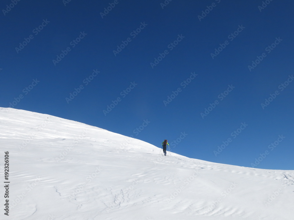 Randonneur en ski de randonnée dans la montagne