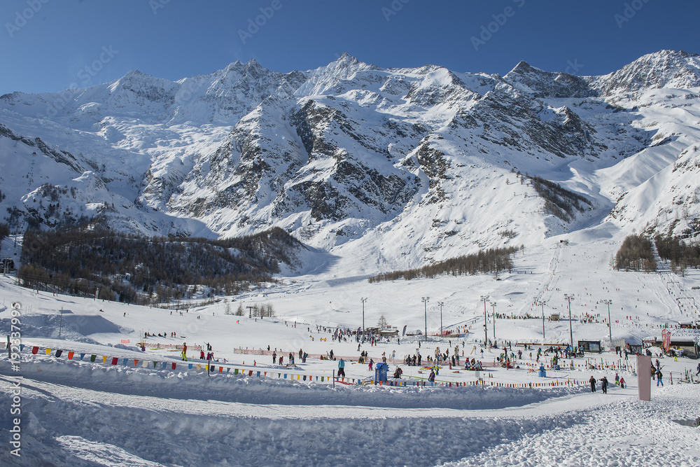 Obraz premium Winterlandschaft mit Skifahrern, Saas Fee, Wallis, Schweiz