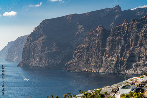 Foto Puerto de Santiago auf Teneriffa und die berühmte Steilküste Los Gigantes