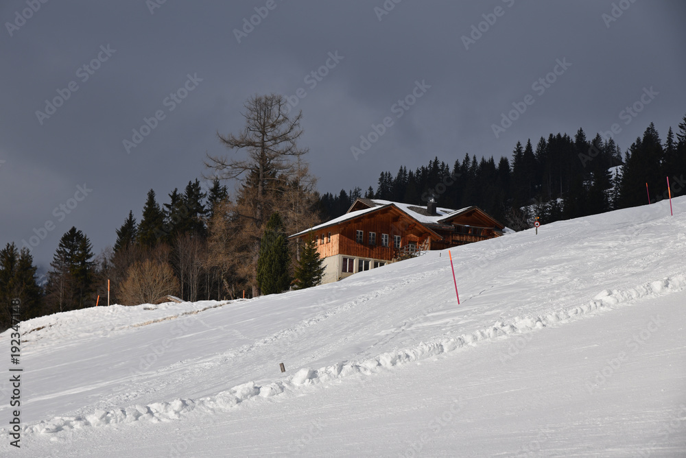 Chalet de l'Oberland bernois en Suisse en hiver Chalet de l'Oberland bernois en Suisse en hiver