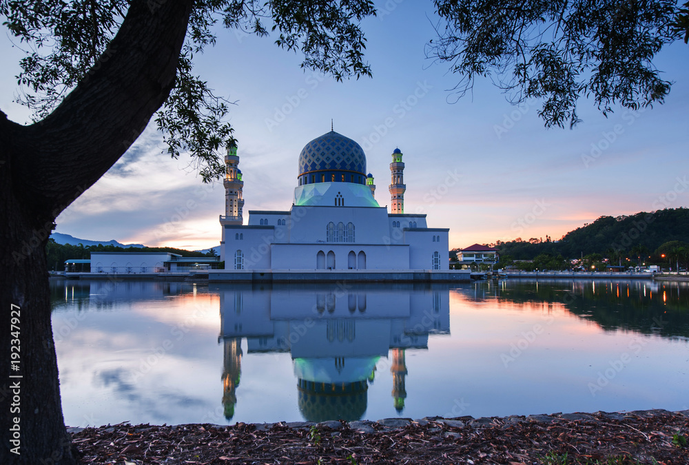 Fototapeta premium sunrise with reflection at Kota Kinabalu Mosque, Sabah Malaysia.
