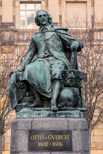 Foto Otto von Guericke statue in magdeburg germany