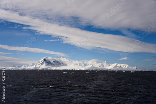 Fototapeta Naklejka Na Ścianę i Meble -  Antarctic landscape with iceberg