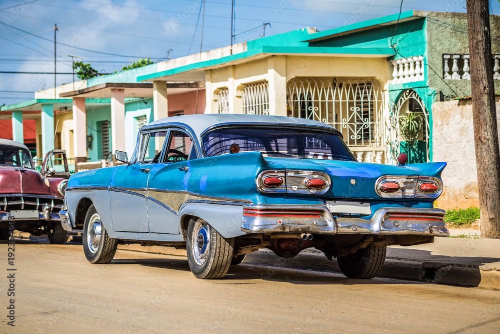 Blauer amerikanischer Oldtimer parkt auf der Strasse im Vorort von Havanna City Kuba - HDR - Serie Cuba Reportage