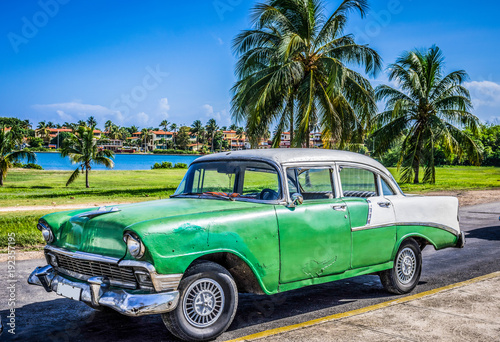 Grüner amerikanischer Oldtimer mit weissem Dach parkt in Varadero nahe des Strandes Kuba - HDR - Serie Cuba Reportage © mabofoto@icloud.com