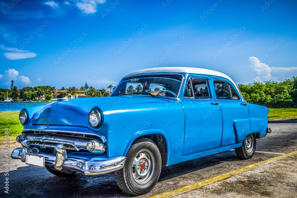 Blauer amerikanischer Oldtimer mit weissem Dach parkt in Varadero nahe des Strandes  Kuba - HDR - Serie Cuba Reportage