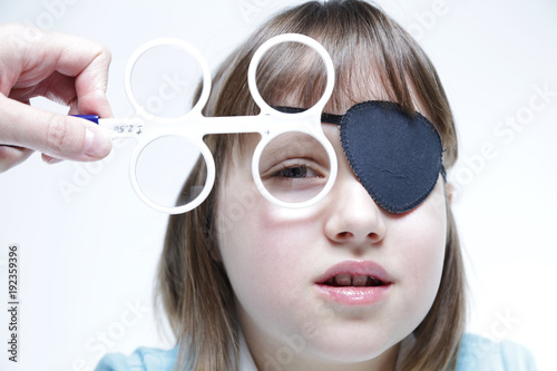 Terapia wzroku. Portret dziewczynki z fliperem akomodacyjnym. 