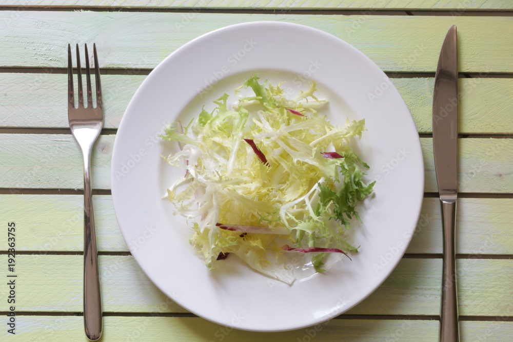 insalata su un piatto bianco
