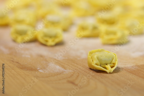 tortellini su tagliere di legno photo