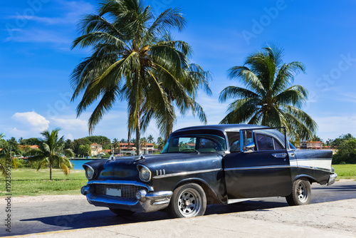 Schwarzer amerikanischer Oldtimer mit offner Tür parkt unter blauem Himmel nahe des Strandes in Varadero Kuba - Serie Cuba Reportage  © mabofoto@icloud.com