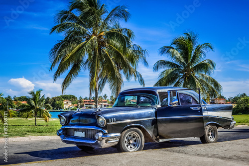 Schwarzer amerikanischer Oldtimer mit offner Tür parkt unter blauem Himmel nahe des Strandes in Varadero Kuba - HDR - Serie Cuba Reportage  © mabofoto@icloud.com