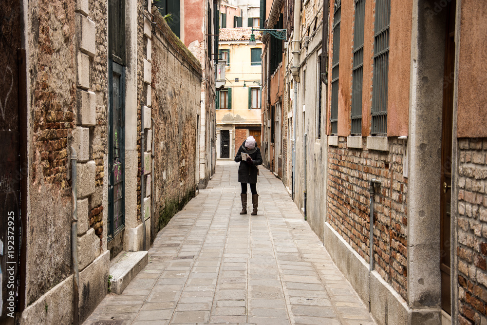 Ludzie na ulicach Wenecji - obrazy, fototapety, plakaty 