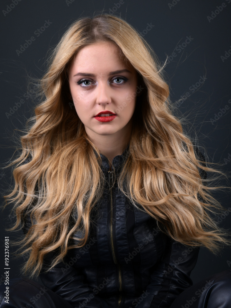 Belle femme blonde isolé sur fond noire Belle femme blonde isolé sur fond noire