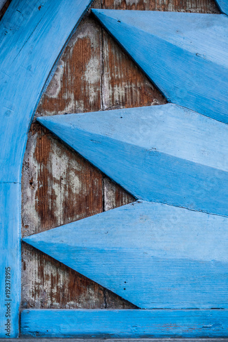 Historische blaues Holztor