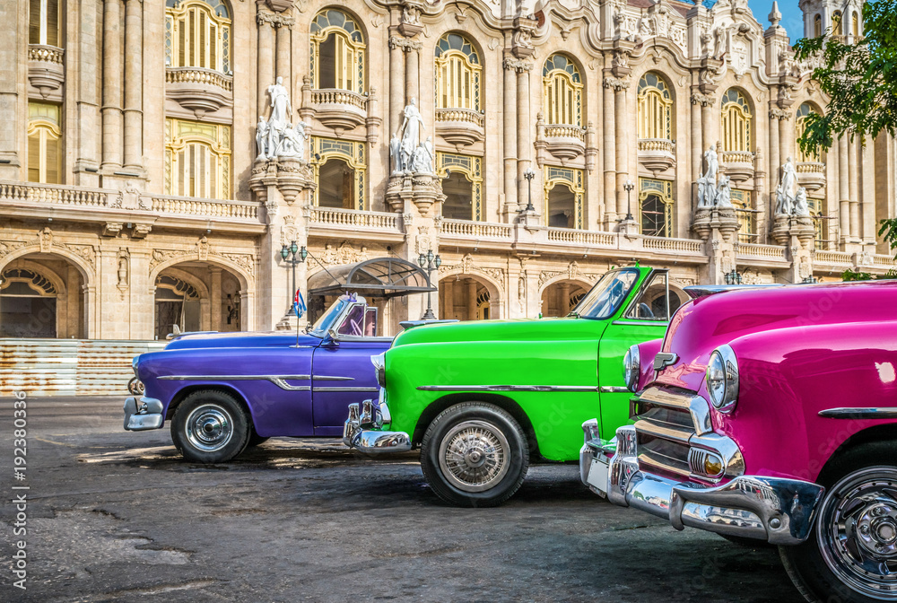 Amerikanische Cabriolet Oldtimer parkend vor dem Gran Teatro in Havanna City Kuba - HDR - Serie Cuba Reportage