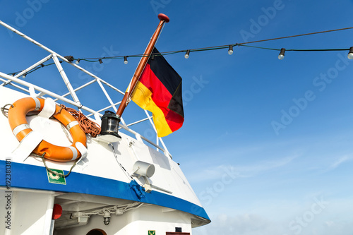 Seebestattung, Schiff auf der letzten Reise zur Urnenbeisetzung, Flagge auf halbmast 
