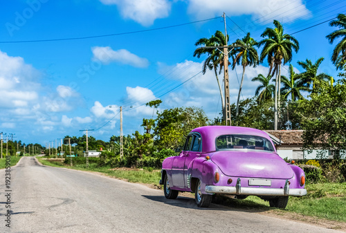 Lila farbener amerikanischer Oldtimer parkt auf dem Seitenstreifen in Santa Clara Kuba - HDR - Serie Cuba Reportage  © mabofoto@icloud.com