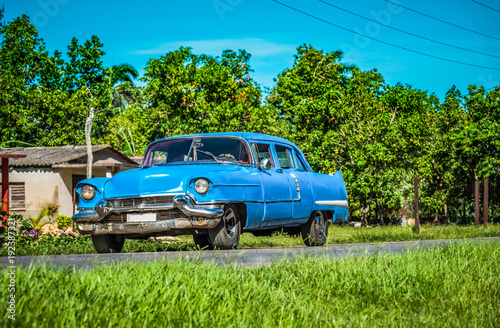 HDR - Amerikanischer blauer Oldtimer auf der Landstrasse nach Matanzas Kuba - Serie Kuba Reportage