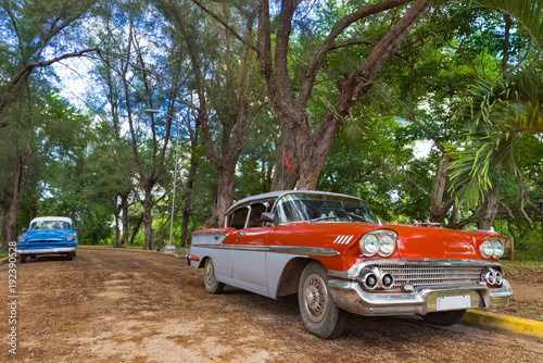 Rot weisser amerikanischer Oldtimer parkt in Santa Clara Kuba - Serie Cuba Reportage 