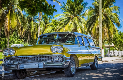 Goldener amerikanischer Oldtimer parkt unter blauem Himmel und Palmen in Varadero Kuba - Serie Cuba Reportage  © mabofoto@icloud.com