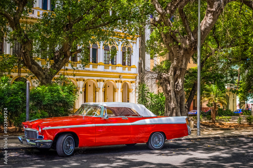 Rot weisser amerikanischer Cabriolet Oldtimer parkt in einer Seitenstrasse in Havanna City Kuba - HDR - Serie Cuba Reportage