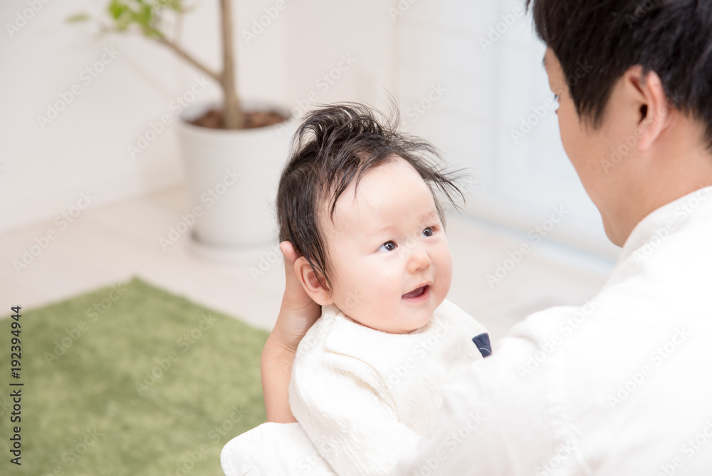 育児をする父親