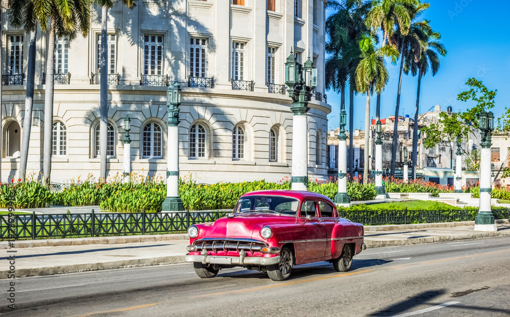 Rot brauner amerikanischer Oldtimer fährt am Capitolio vorbei in Havanna Kuba - HDR - Serie Kuba Reportage