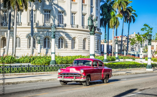 Rot brauner amerikanischer Oldtimer f  hrt am Capitolio vorbei in Havanna Kuba - HDR - Serie Kuba Reportage