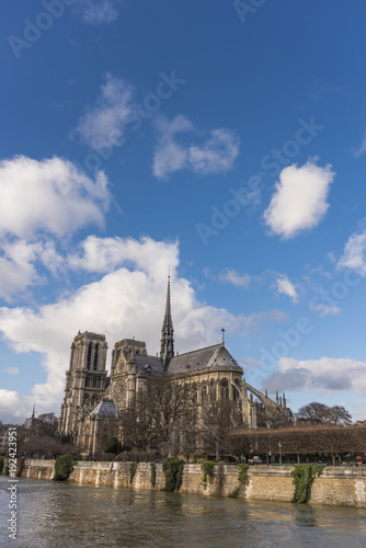 Tourist binoculars at notre dame de paris cathedral on cite island © FreeProd