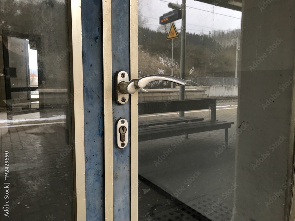 Fototapeta premium abandoned train station door handle 