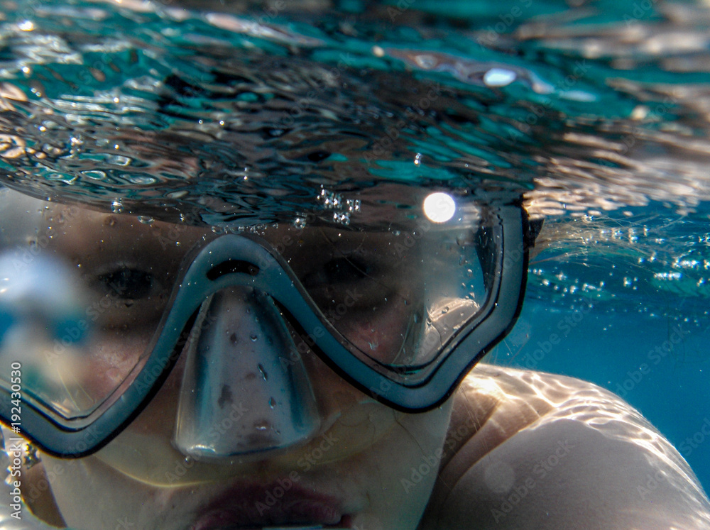 Naklejka premium Beautiful women diving in ocean