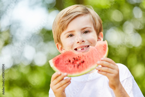 Junge auf einer Party isst eine leckere Wassermelone