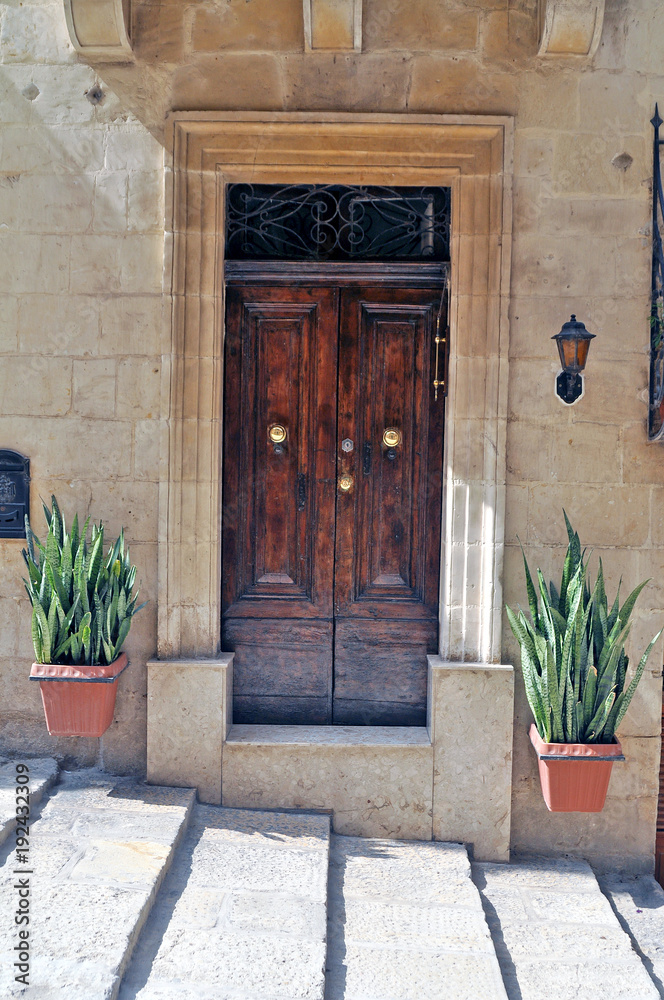 Old destroyed door from a Maltese townhouse - obrazy, fototapety, plakaty 
