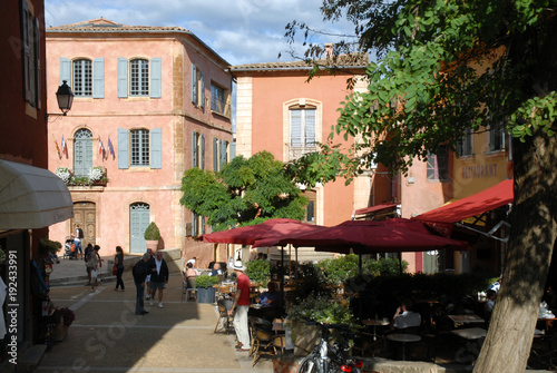 Roussillon (Vaucluse) centre du village et parasols rouges, Provence, France