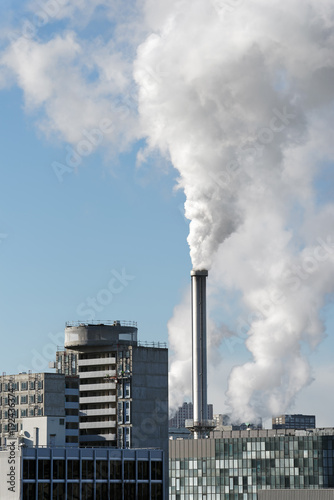 cheminées industrielles et émissions polluantes en banlieue parisienne