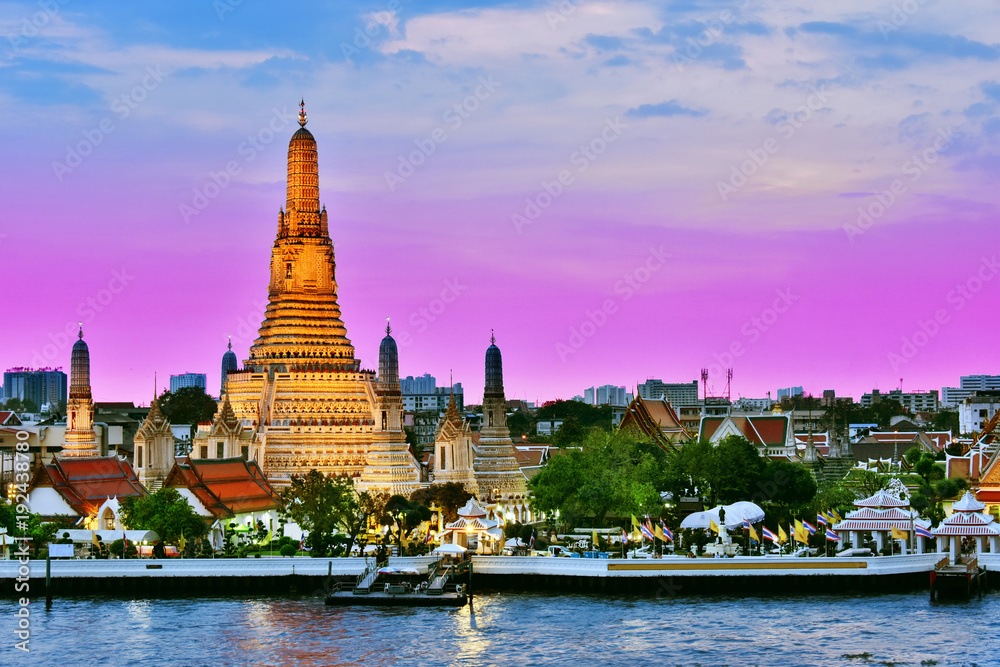 Fototapeta premium Wat Arun Ratchawararam, świątynia buddyjska w Bangkoku w Tajlandii