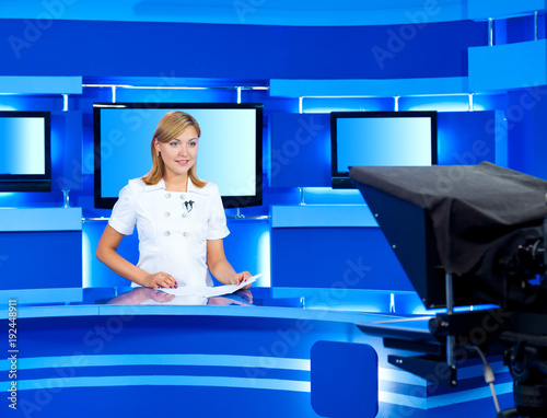 Εκτύπωση καμβά television newscaster at TV studio
