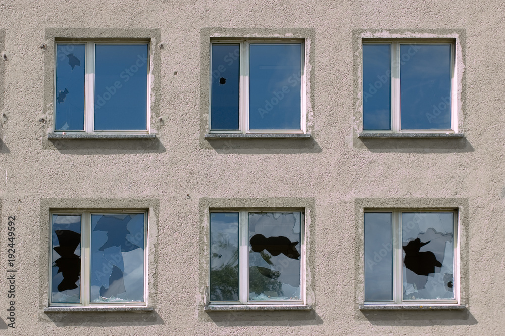 Fototapeta premium Zerbrochene Fensterscheiben in Prora auf der Insel Rügen