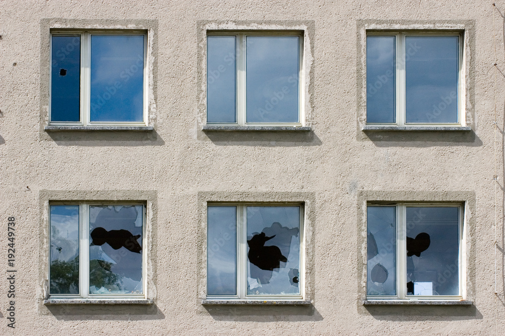 Zerbrochene Fensterscheiben in Prora auf der Insel Rügen