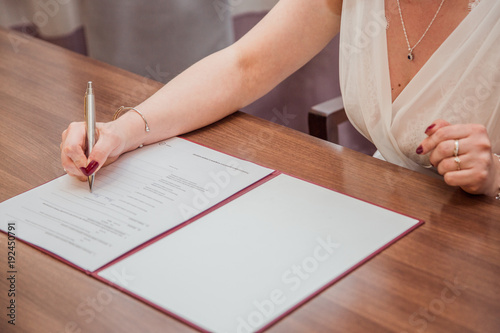 Podpisywanie aktu małżeństwa w urzędzie stanu cywilnego