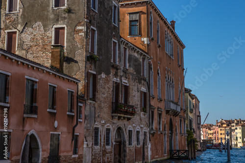 Buildings and canal in Venice, Italy © Florian Razocha