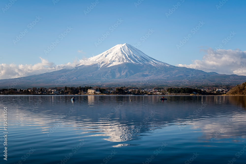 Naklejka premium Wspina się Fuji przy Jeziornym kawaguchiko z wschodem słońca w ranku