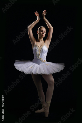 Photo jeune danseuse ballerine en tutu plateau et pointes classique