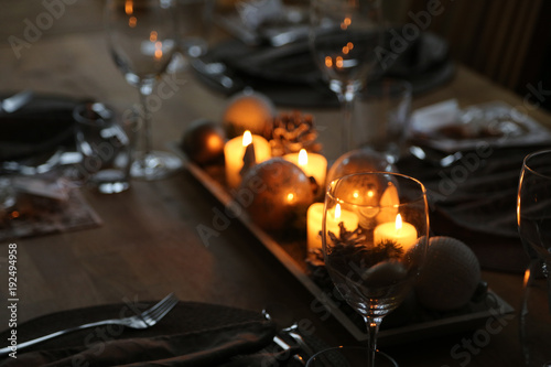 Weihnachtlich gedeckter Tisch mit edlem Ambiente