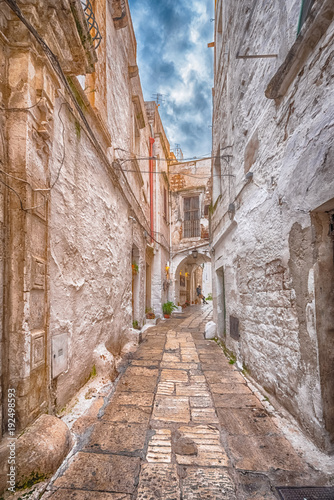 Alleyway in old white town Ostuni, Puglia, Italy © Kanturu