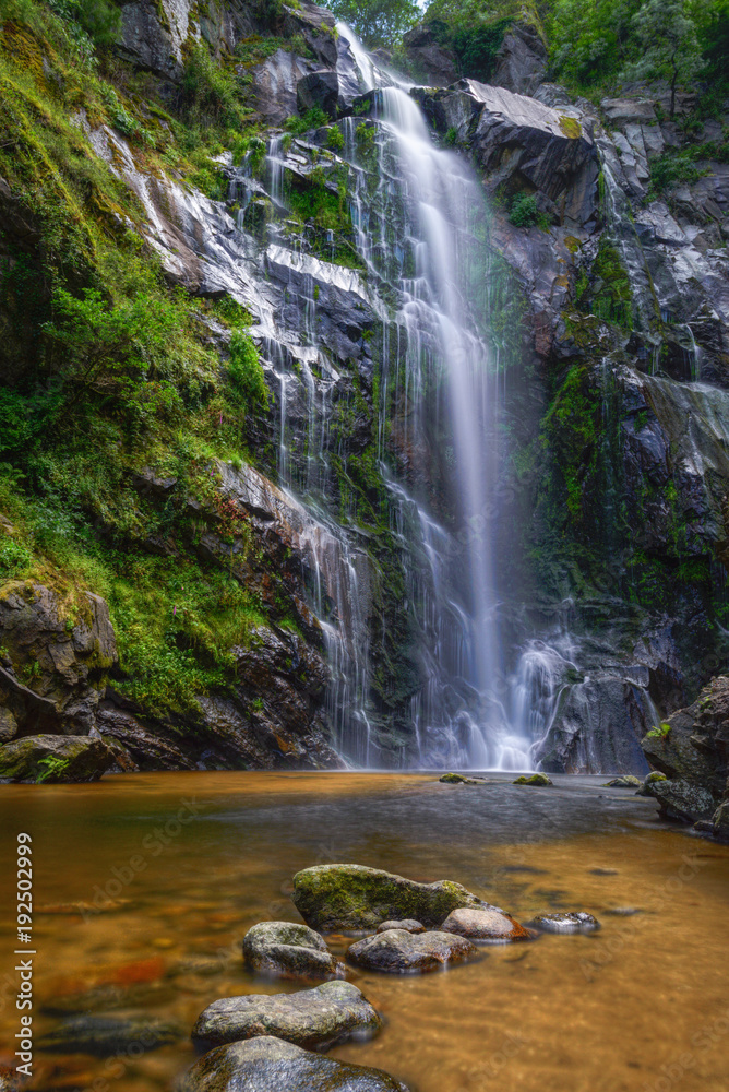 Fototapeta premium Spectacular waterfall on a rocky cliff