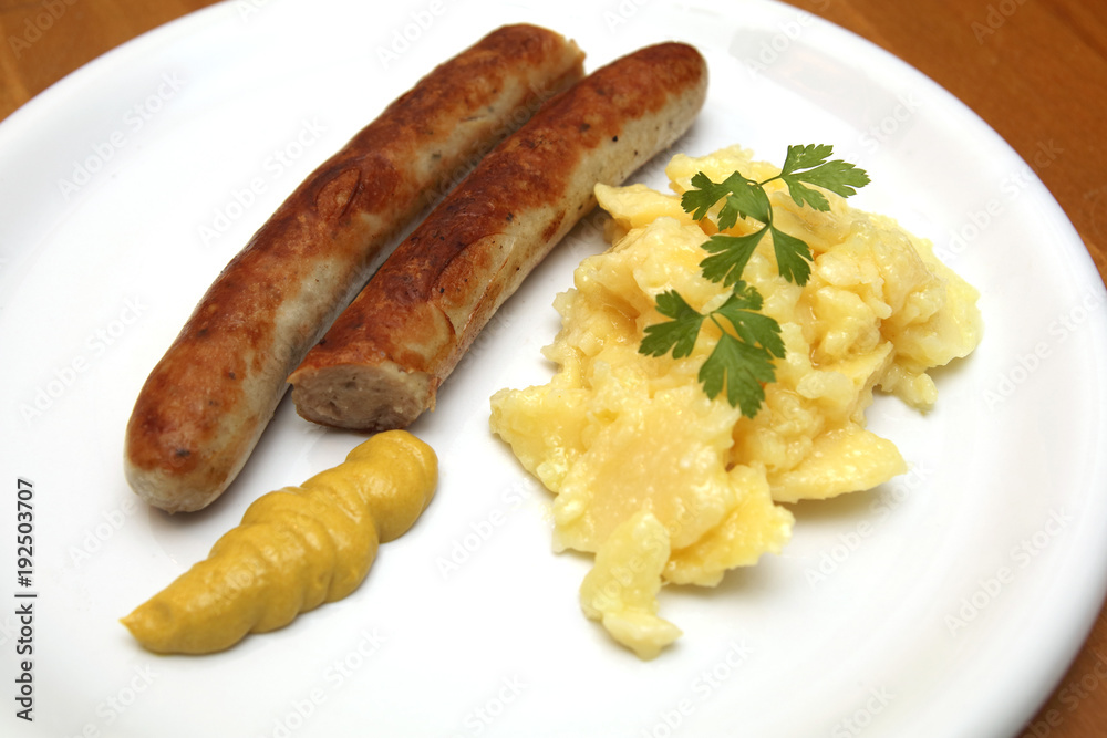 Bratwurst mit Kartoffelsalat und Senf foto de Stock | Adobe Stock